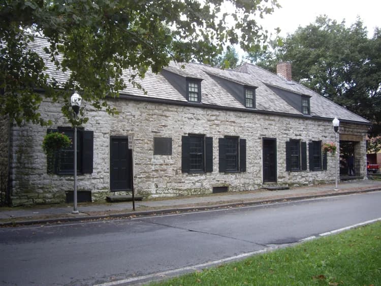 Intérieur du Senate House State Historic Site