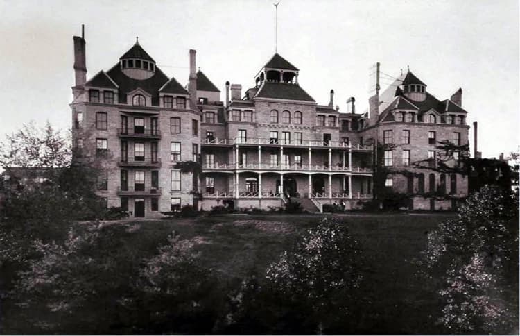 Visite Hantée du Crescent Hotel