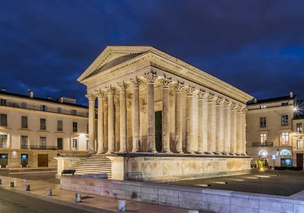 Maison Carrée (intérieur et film)